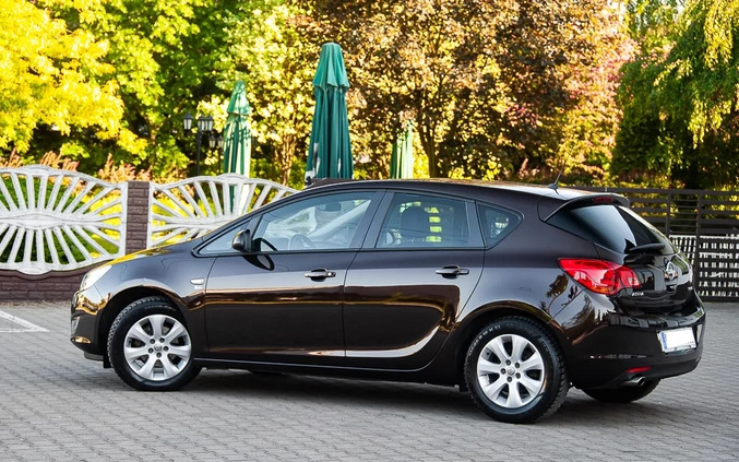 Opel Astra cena 29900 przebieg: 170000, rok produkcji 2012 z Bierutów małe 596